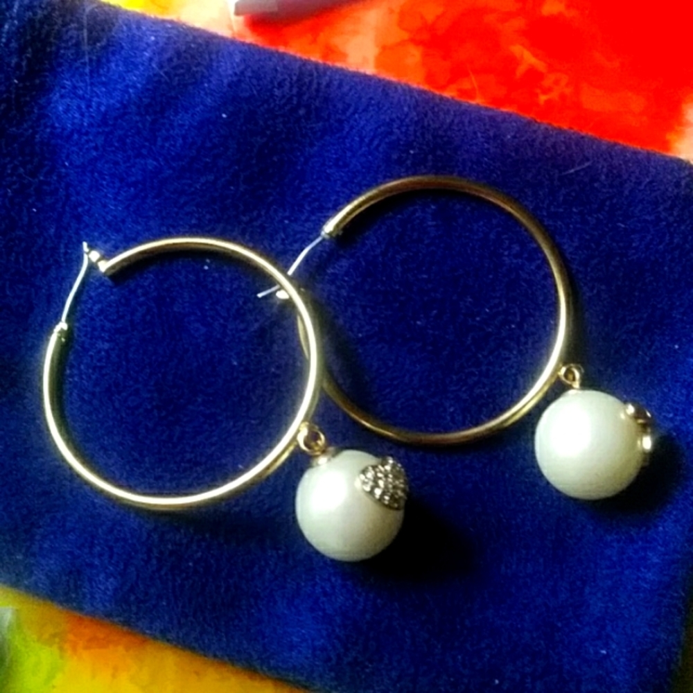 TORY BURCH HOOP EARRINGS WITH PEARLS.